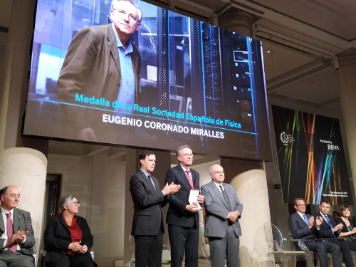 El Prof. Coronado recibe la medalla de la RSEF en la ceremonia de entrega de los...